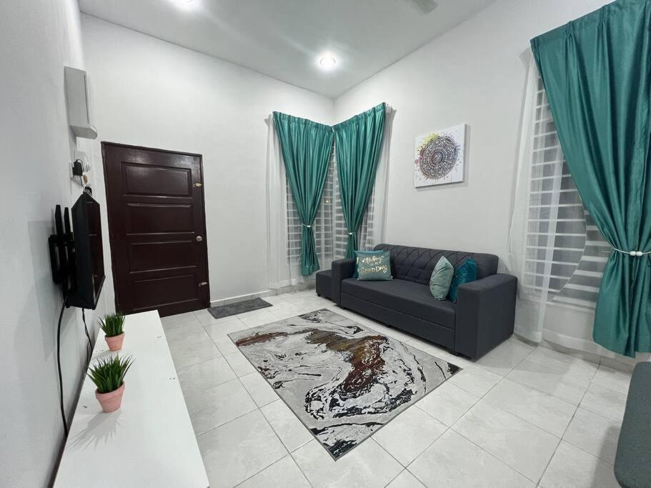 D'Sara Homestay Fully Furnished 3 Bedrooms All Aircond 2 Miles Centre Chukai Eksteriør bilde