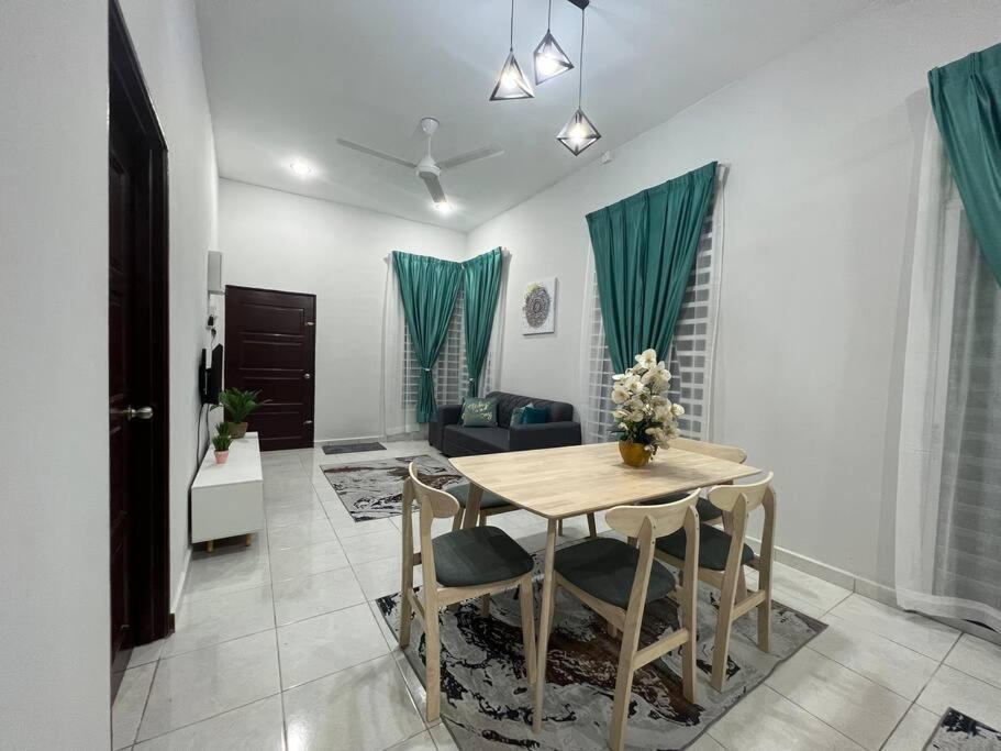 D'Sara Homestay Fully Furnished 3 Bedrooms All Aircond 2 Miles Centre Chukai Eksteriør bilde