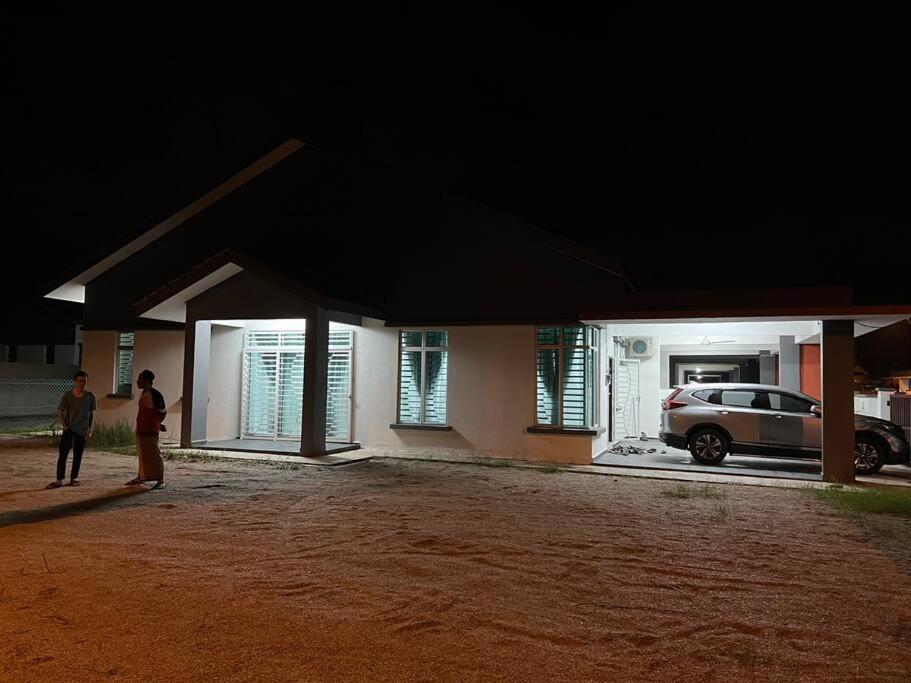 D'Sara Homestay Fully Furnished 3 Bedrooms All Aircond 2 Miles Centre Chukai Eksteriør bilde